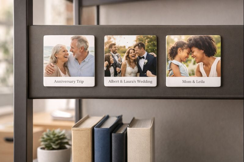 Imanes personalizados con recuerdos familiares y celebraciones colocados sobre estantería metálica.