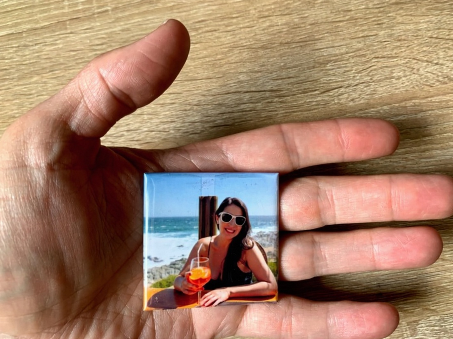 Imán personalizado con fotografía de recuerdo sostenido en la mano, formato 5×5 cm