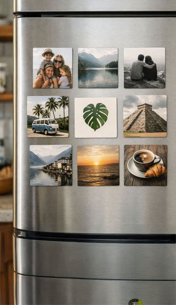 Refrigerador con imanes personalizados formando una grilla de recuerdos y viajes.